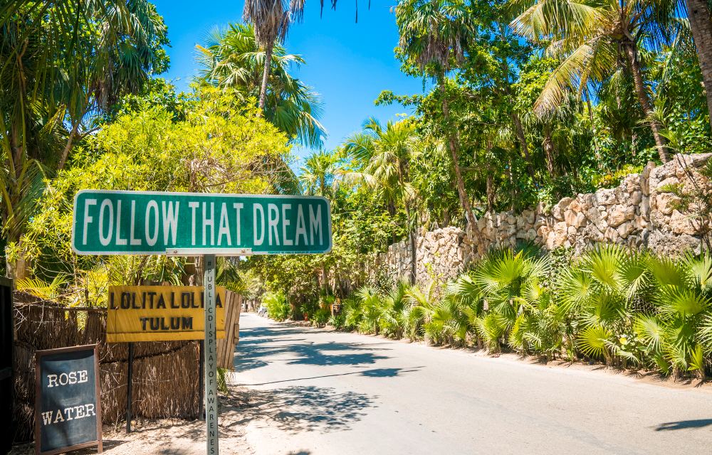 Cartello Follow that Dream Tulum
